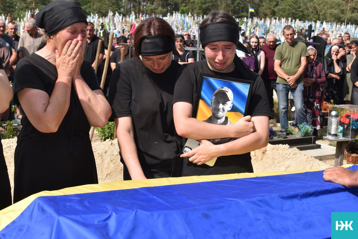 Кохана – у чорному, село – в сльозах: на Волині попрощалися з молодим Героєм Володимиром Черевком