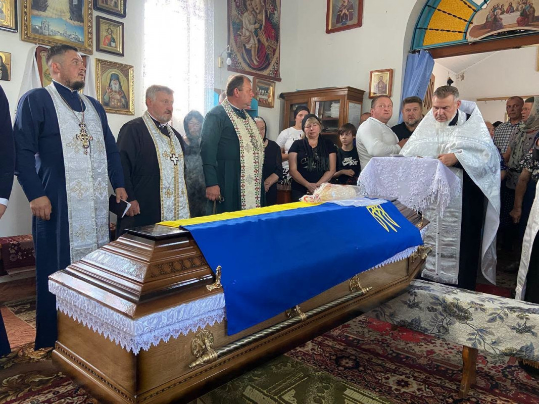 Понад 5 місяців чекали на диво: на Волині попрощалися із загиблим воїном Вадимом Королюком