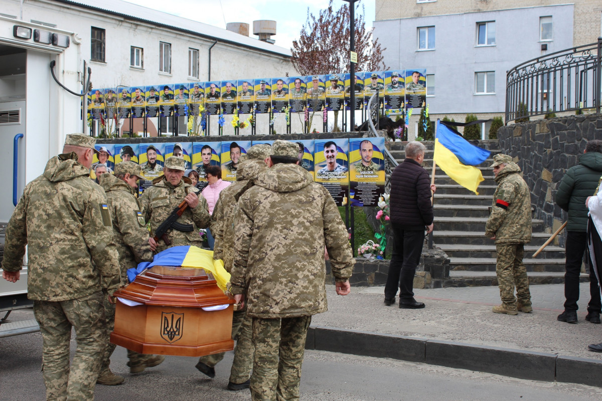 Не дочекалася дружина, не обійняла мама: волиняни попрощалися з полеглим Героєм Дмитром Демчуком
