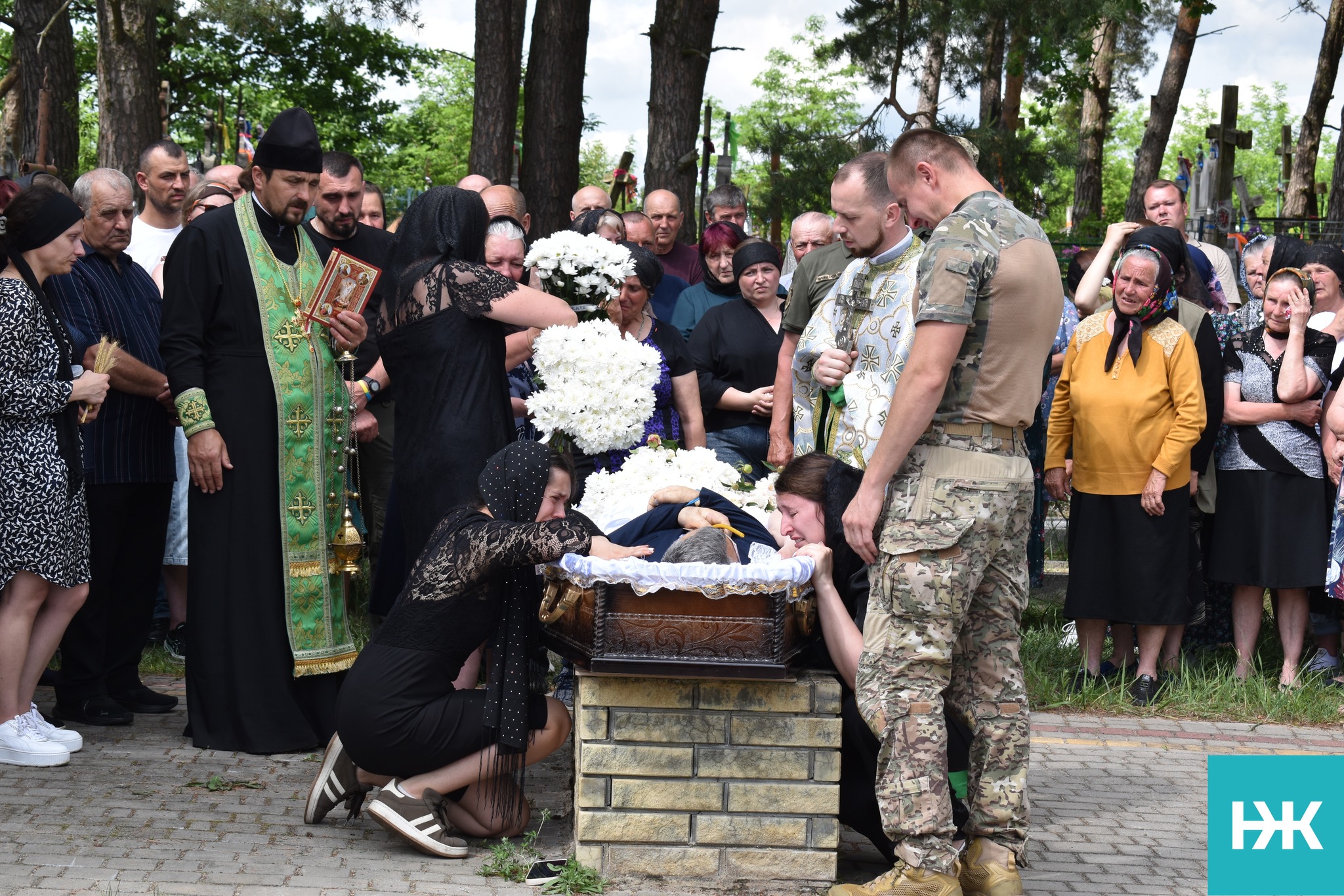 На колінах в останню дорогу проводжало все село: на Волині попрощалися з Героєм Петром Токарем