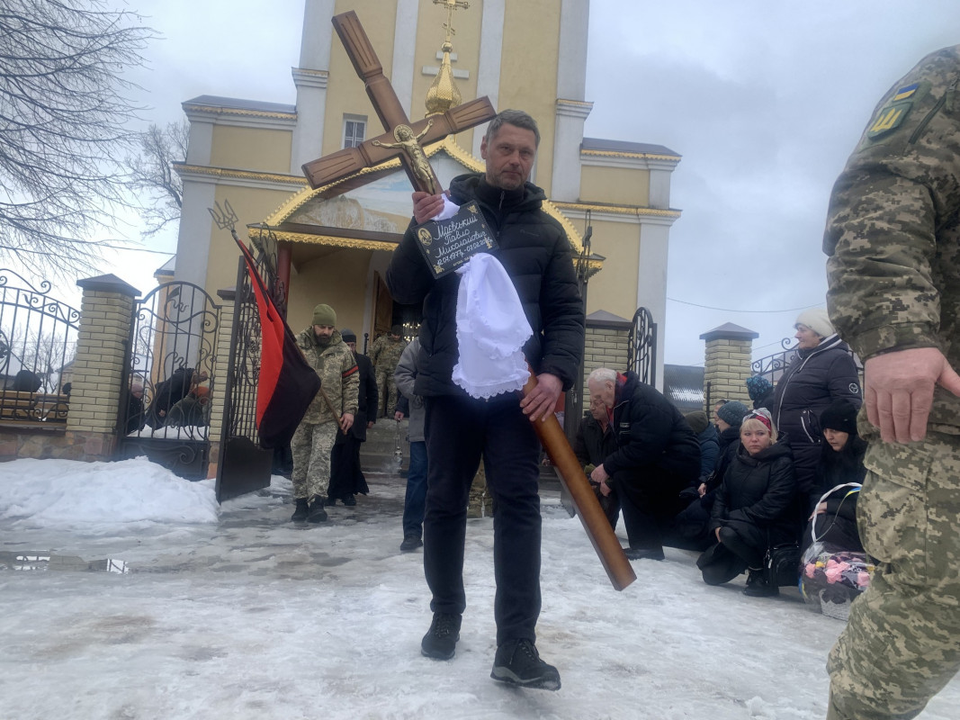 Останній пост прикордонника: жителі громади на Волині на колінах в останню дорогу провели Героя Павла Маєвського
