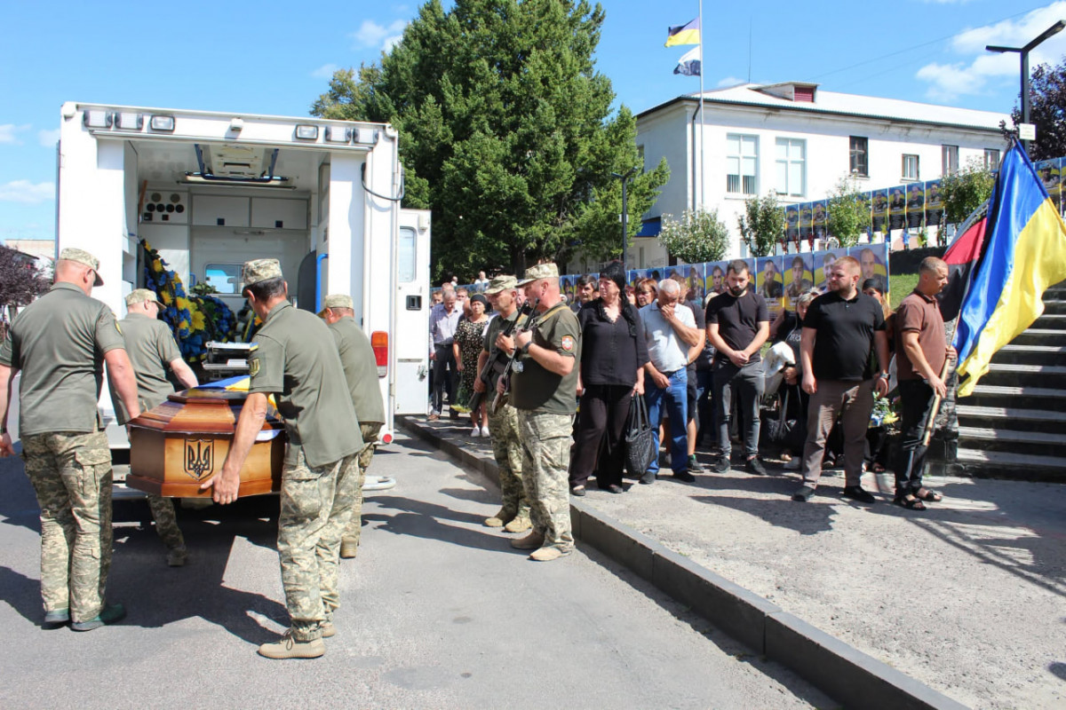 «Він ніколи не жалівся»: волиняни попрощалися із захисником Михайлом Присяжнюком
