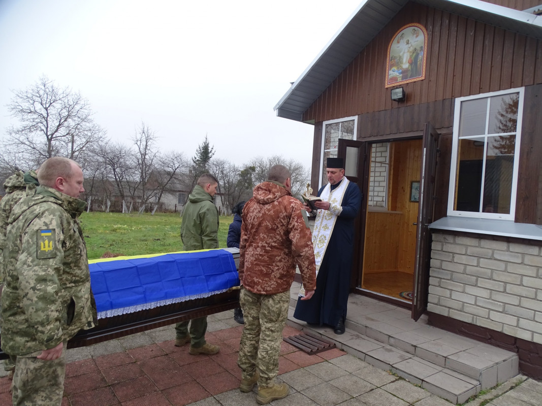 Життя воїна обірвалося на пів слові... Йому назавжди 39: на Волині в останню дорогу провели Героя Дениса Гаврилюка