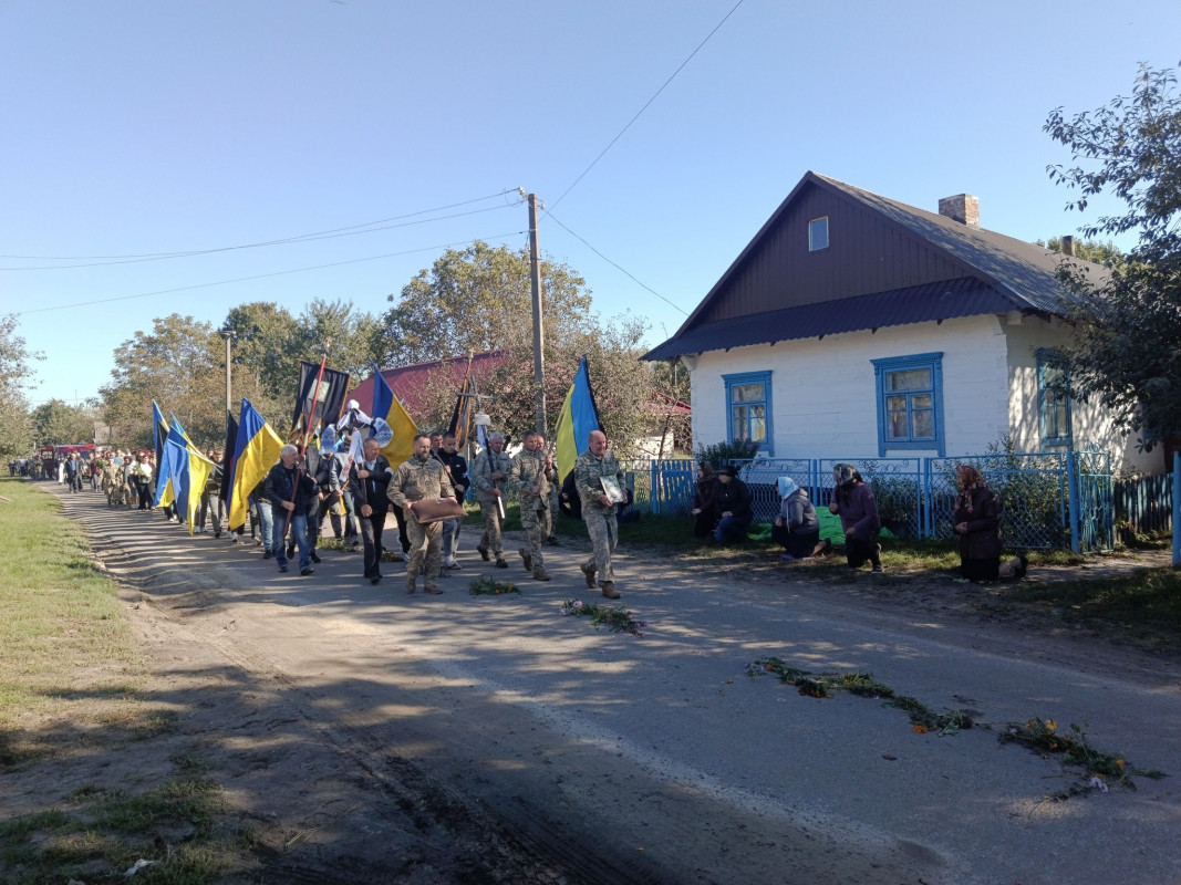 Овдовіла дружина, син та донечка так рано втратили батька: на Волині провели в останню земну дорогу Героя Сергія Водька