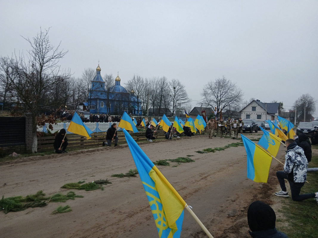 Серце завчасно зупинилося: на Волині провели в останню земну дорогу захисника Миколу Синчука