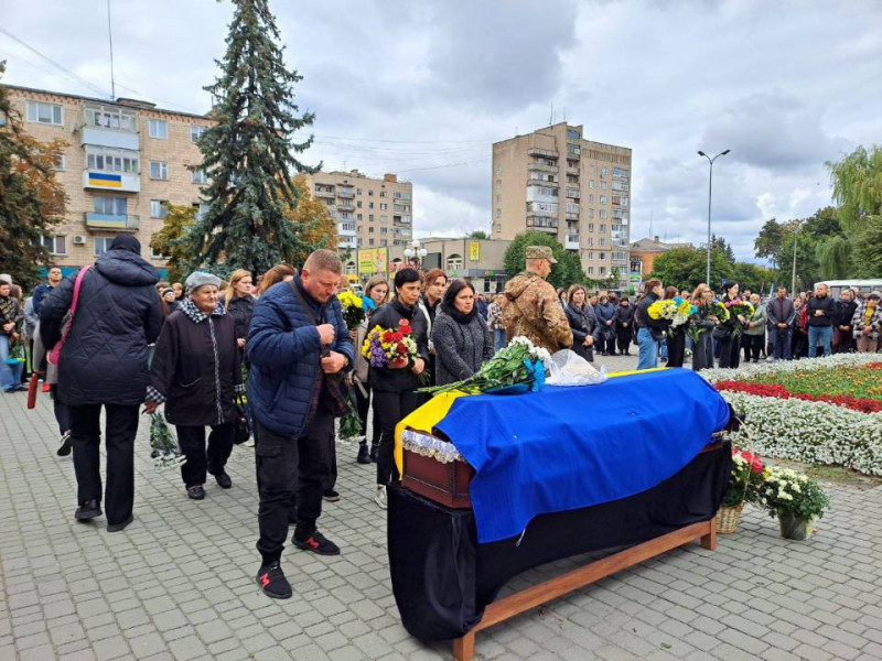 Дві донечки втратили батька: на Волині попрощалися з Героєм Михайлом Дудинцем