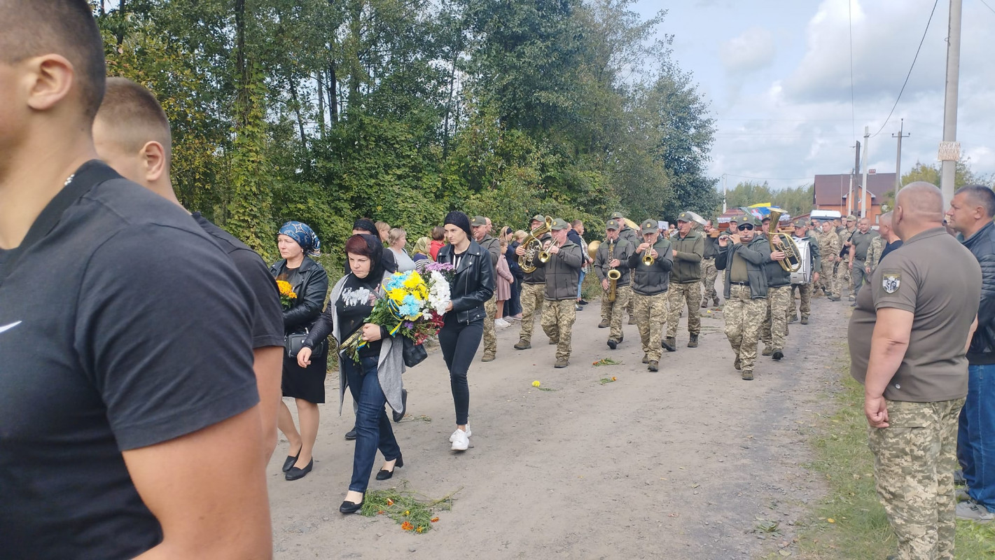 Чорний день у громаді: на Волині все село прийшло на поховання Героя Валерія Зубчика