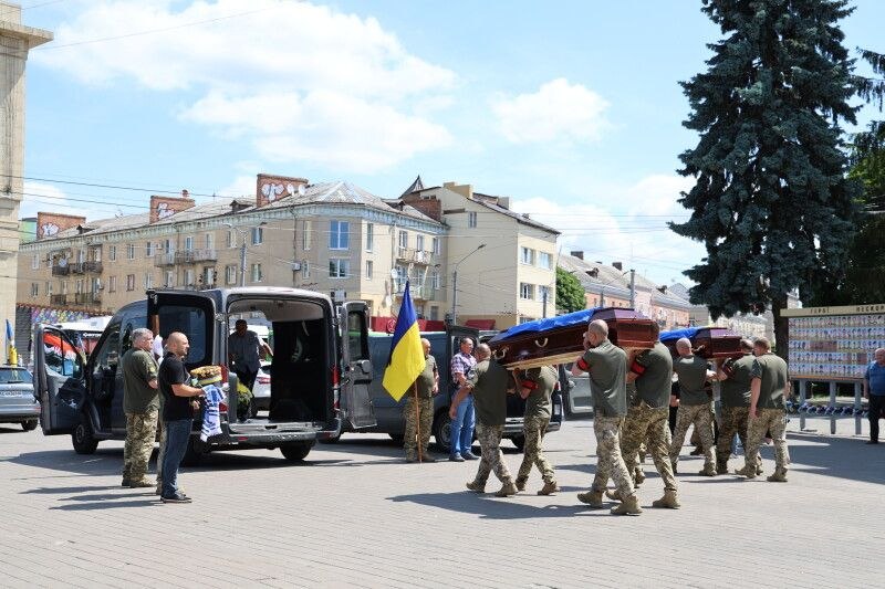 У Луцьку з військовими почестями поховали Героїв Романа Меюса та Олександра Радивоніка