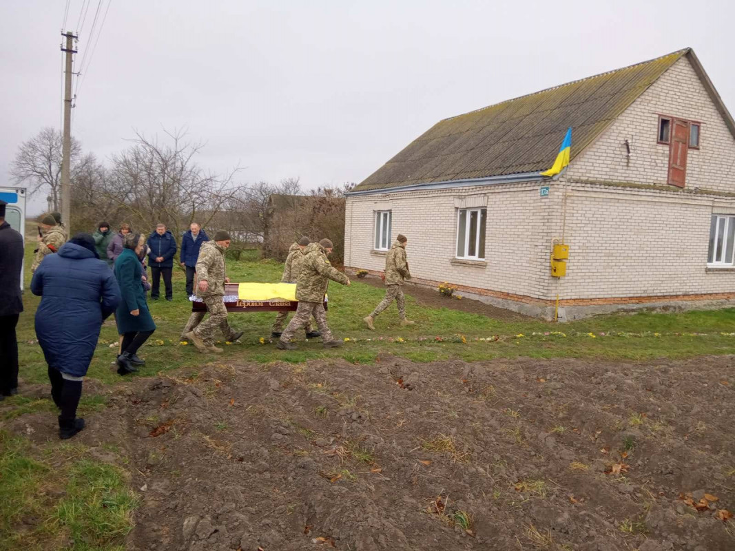 Лише через десять днів побратими змогли забрати його тіло з поля бою: на Волині поховали Героя Михайла Вацика