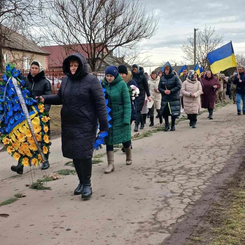 Захищав кожного з нас: волиняни провели в останню дорогу 57-річного Героя Віталія Шарапановського