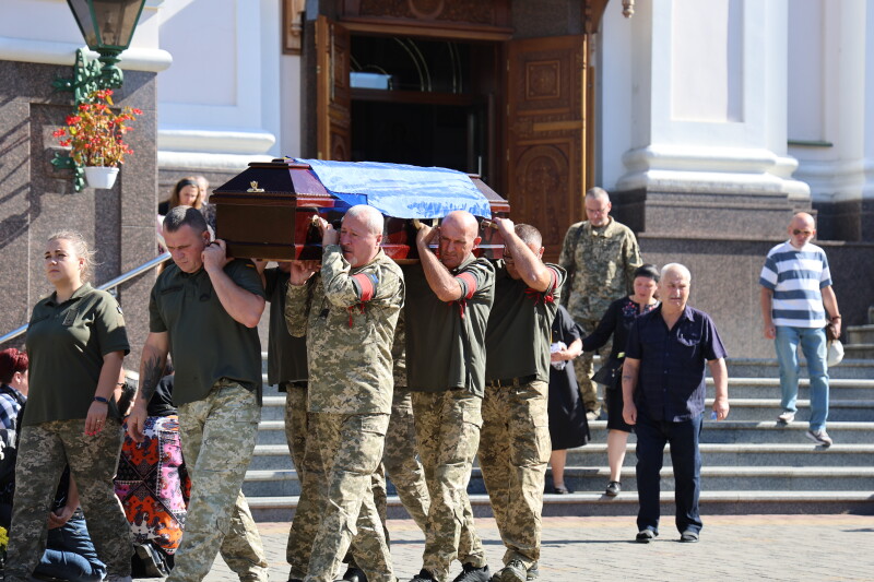 Загинув на фронті понад 10 місяців тому: у Луцьку попрощалися із загиблим Героєм Анатолієм Хабовцем