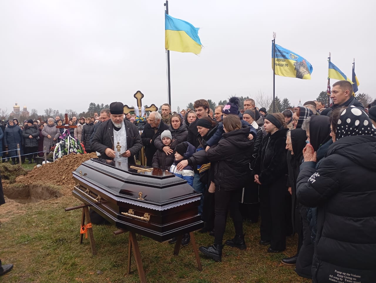Без батька залишилося троє дітей: волиняни провели в останню дорогу Героя Тараса Парфенюка