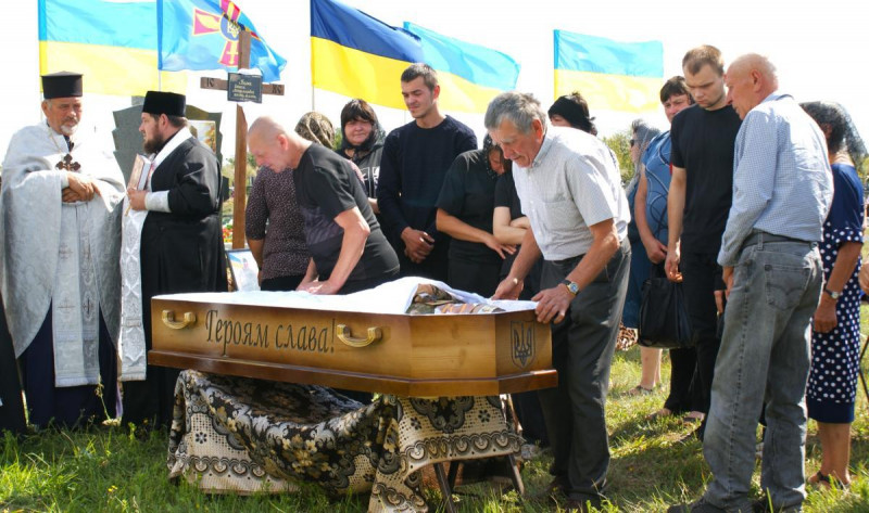 Не встиг натішитися першою онучкою: на Волині провели в останню дорогу воїна Олексія Калюха