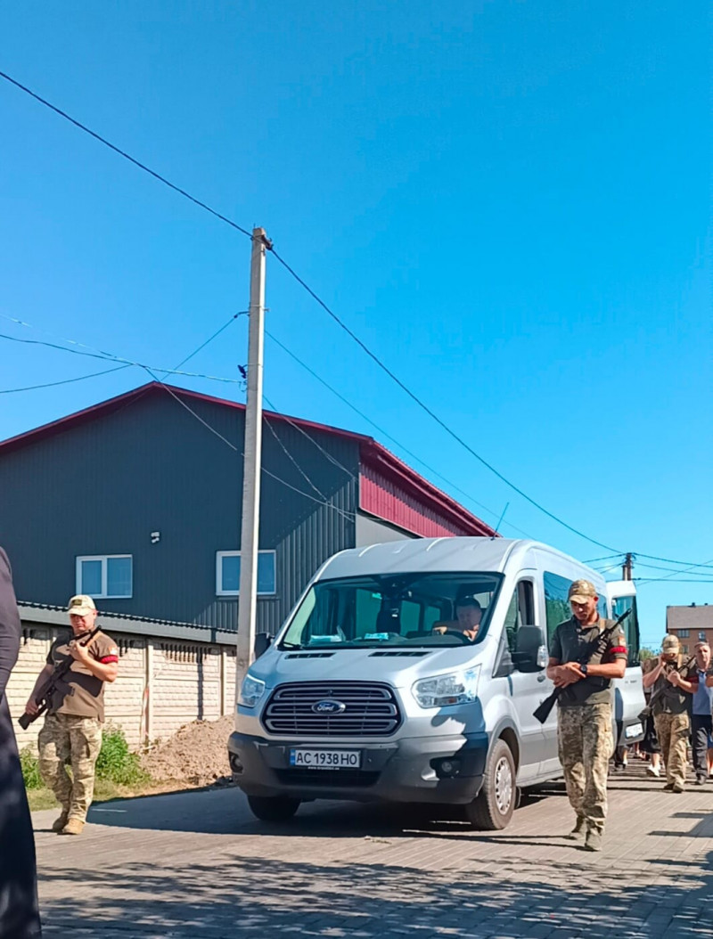 Добрий, спокійний, завжди готовий допомогти: волиняни попрощалися з Героєм Миколою Линником