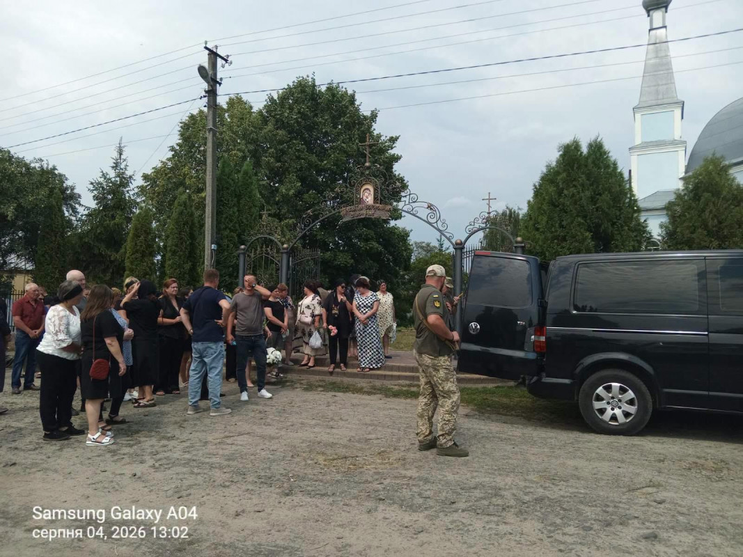 Понад два роки вважався зниклим безвісти: на Волині поховали Героя Олександра Лавренчука