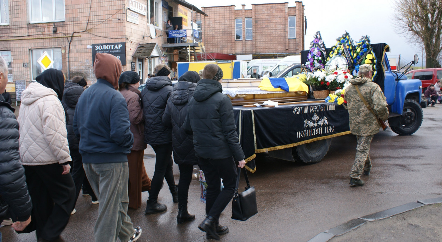 До останнього подиху – за Україну: у Луцькому районі попрощалися з Героєм Сергієм Мандзюком