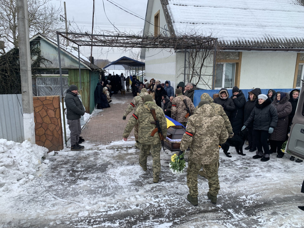 Загинув понад рік тому: на Волині провели в останню дорогу захисника Руслана Меріду
