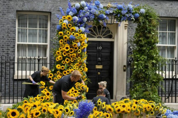 Резиденція прем’єр-міністра Британії «вибухнула» синьо-жовтими кольорами