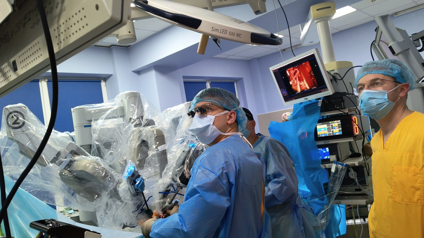 Волинянці видалили пухлину серця за допомогою робота