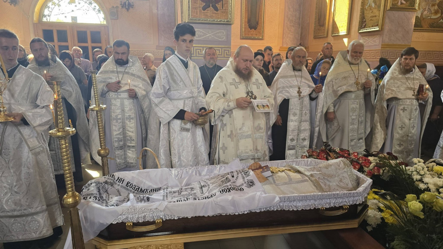 Залишилося двоє дітей: у Луцьку прощалися із священником