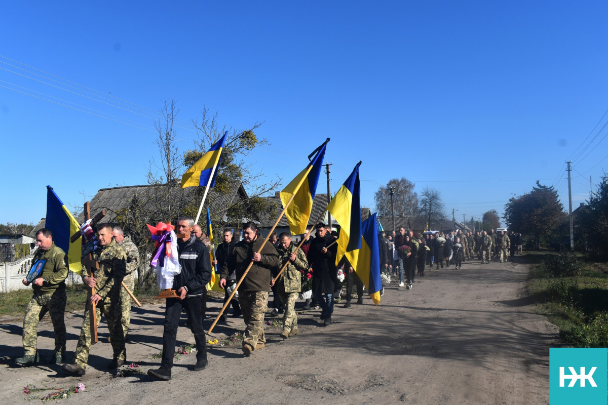 Коровай гірчив від сліз, розділили його на кладовищі: на Волині поховали молодого Героя Івана Комзюка