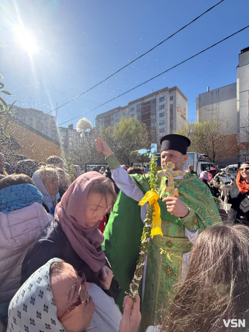 Як у Луцьку освячували вербу. Фото