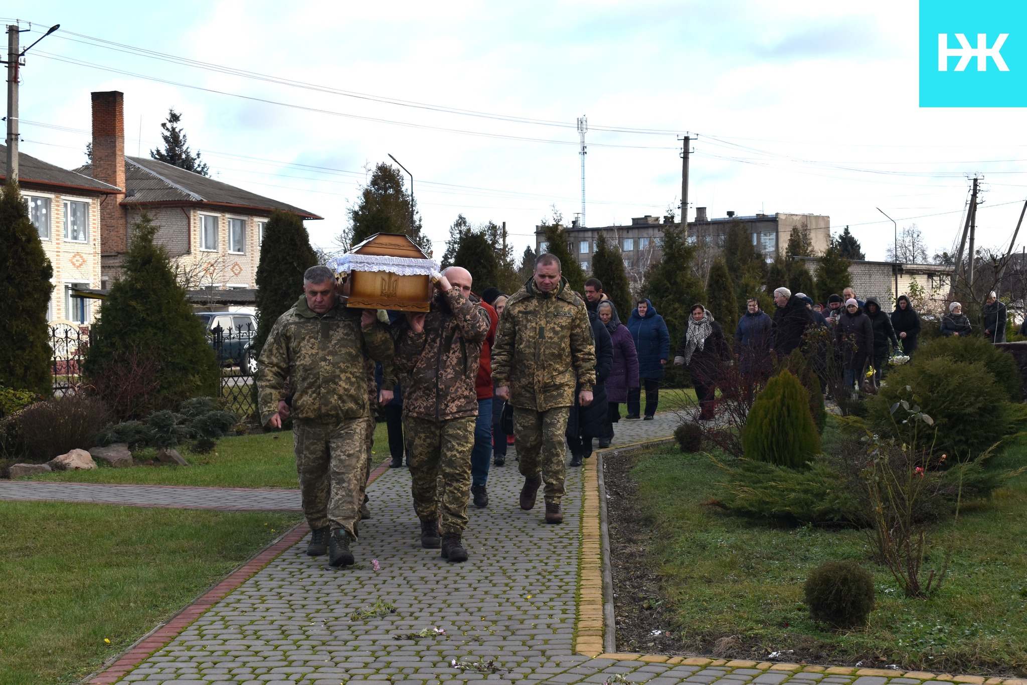 Згорьована матір зустріла свого синочка «на щиті»: на Волині поховали Героя Миколу Цапука