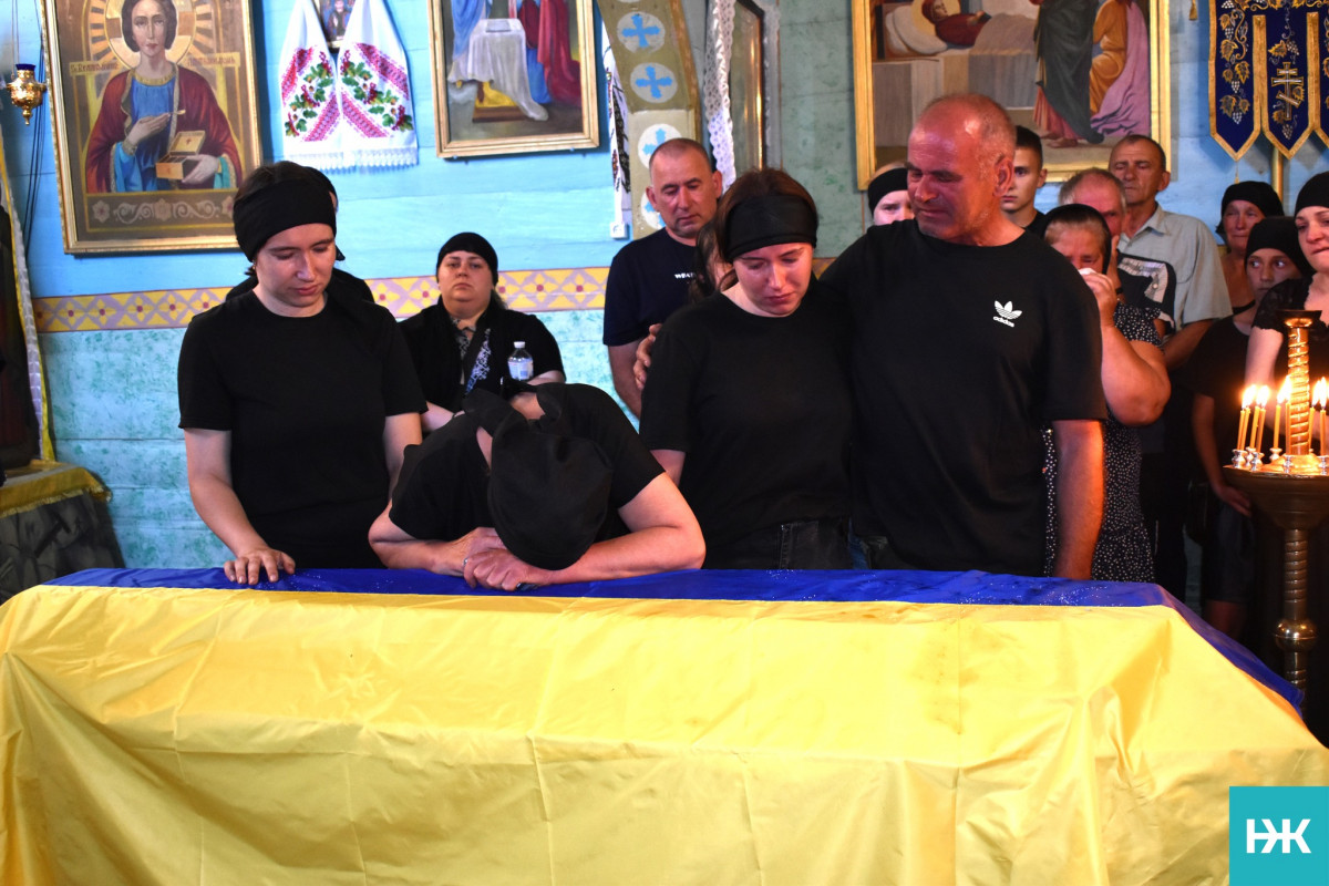 Кохана – у чорному, село – в сльозах: на Волині попрощалися з молодим Героєм Володимиром Черевком