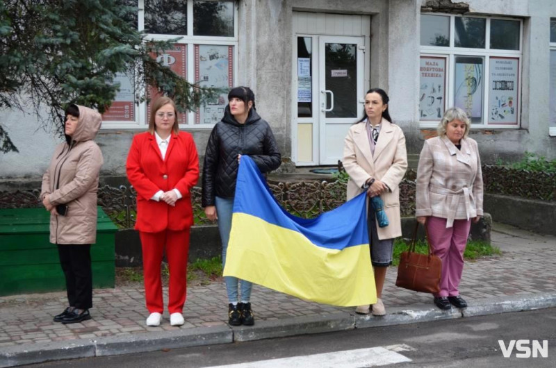 Життя зупинилося на хвилину: у прикордонному місті на Волині вшанували тих, хто загинув від війни