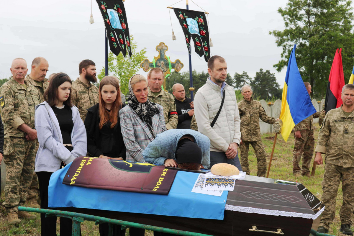 Півтора року вважався зниклим безвісти: на Волині попрощалися з полеглим Героєм Сергієм Замлинним