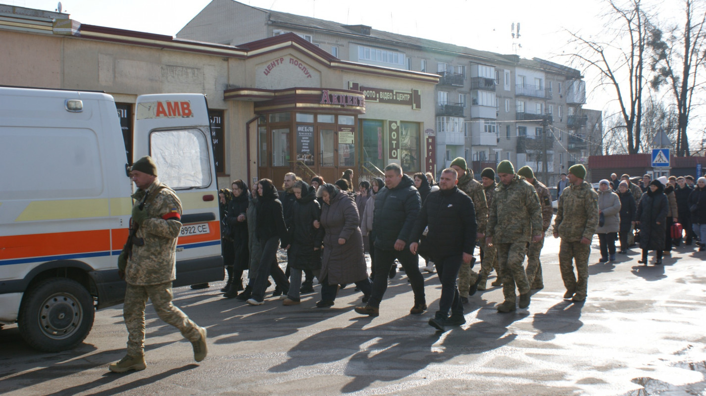 Навколішки і зі сльозами: волиняни попрощалися з Героєм Володимиром Гродським