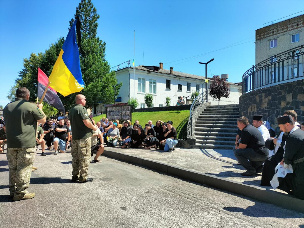 Мати втратила єдиного сина, без батька залишилося троє дітей: у Луцькому районі поховали Героя Сергія Марусюка