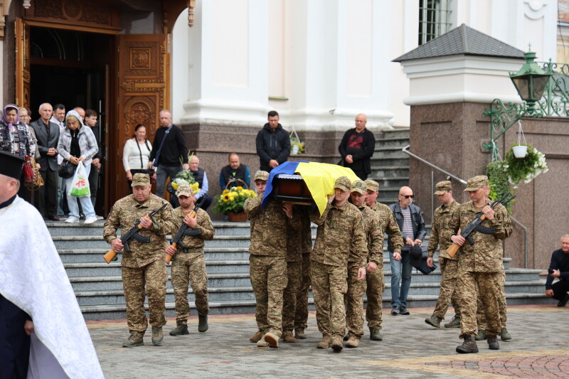 Загинув на Донеччині: у Луцьку попрощалися з Героєм Михайлом Слутяком