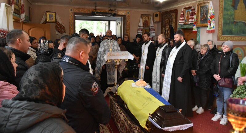 Назавжди 21 рік: у Луцькій громаді поховали Героя Вячеслава Терьохіна, який загинув понад 3 роки тому