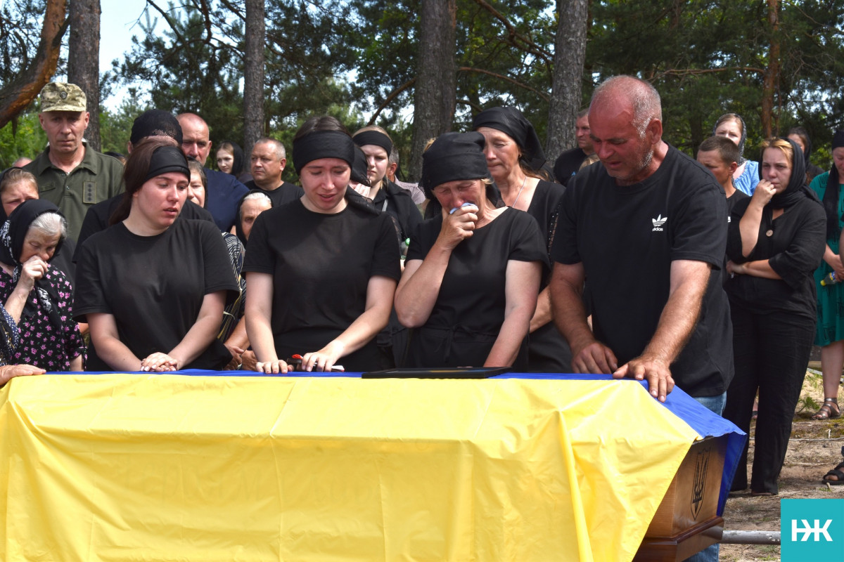 Кохана – у чорному, село – в сльозах: на Волині попрощалися з молодим Героєм Володимиром Черевком