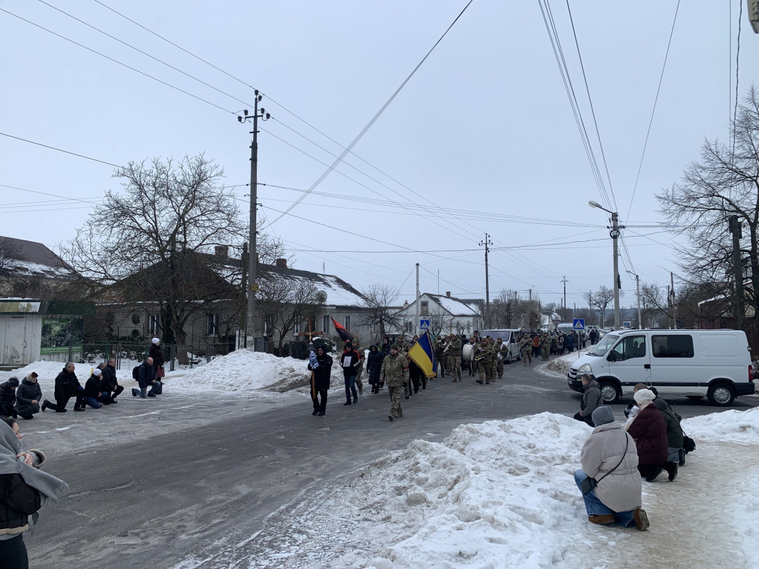 Загинув понад рік тому: на Волині провели в останню дорогу захисника Руслана Меріду