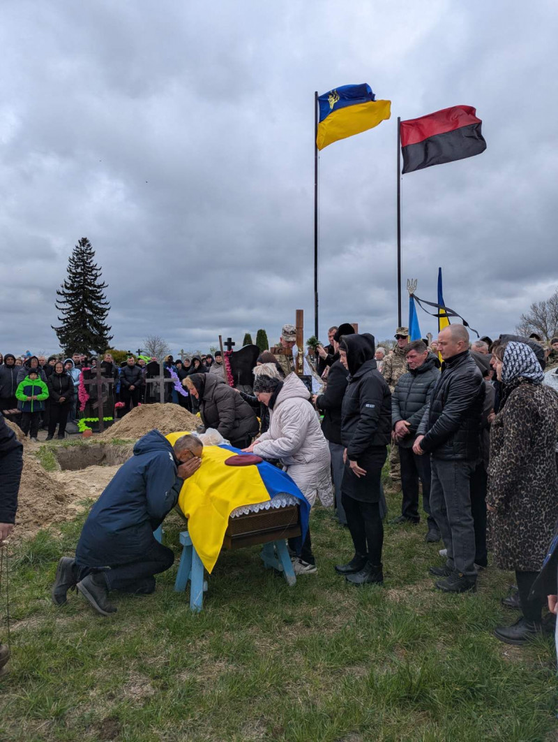 Понад півтора року вважався зниклим безвісти: на Волинь «на щиті» повернувся Герой Дмитро Новосад