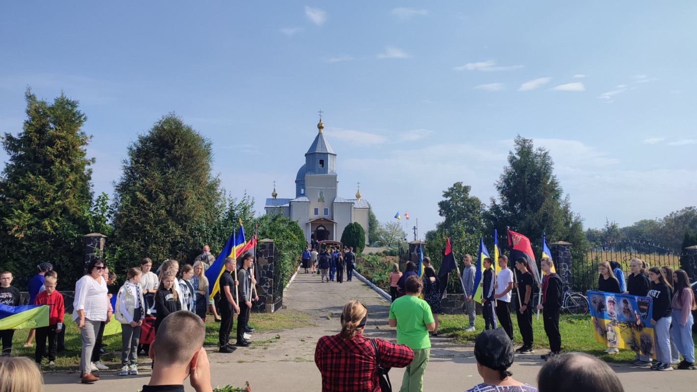 У Луцькому районі всім селищем прощалися із захисником Валентином Ворошилом