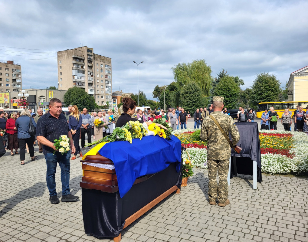 Понад рік вважався зниклим безвісти: на Волині провели в останню дорогу Героя Василя Тарасюка