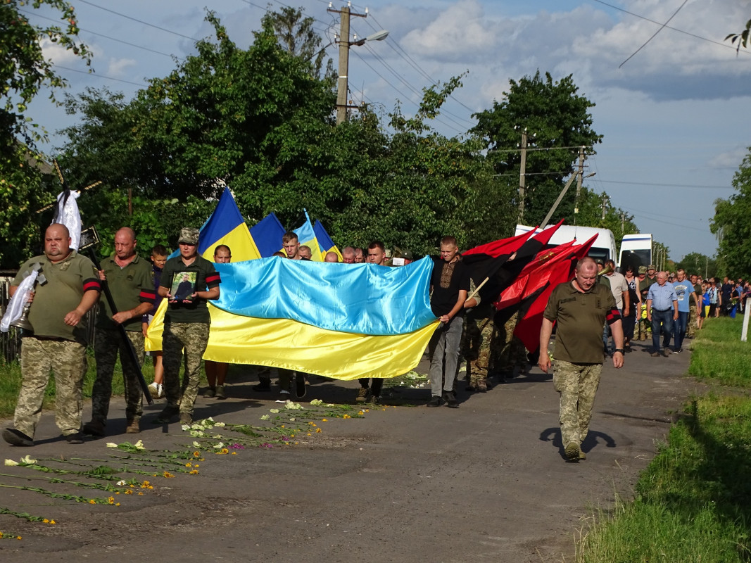 На колінах Героя зустрічало село за селом: на Волині в останню дорогу провели загиблого захисника Павла Дрозда