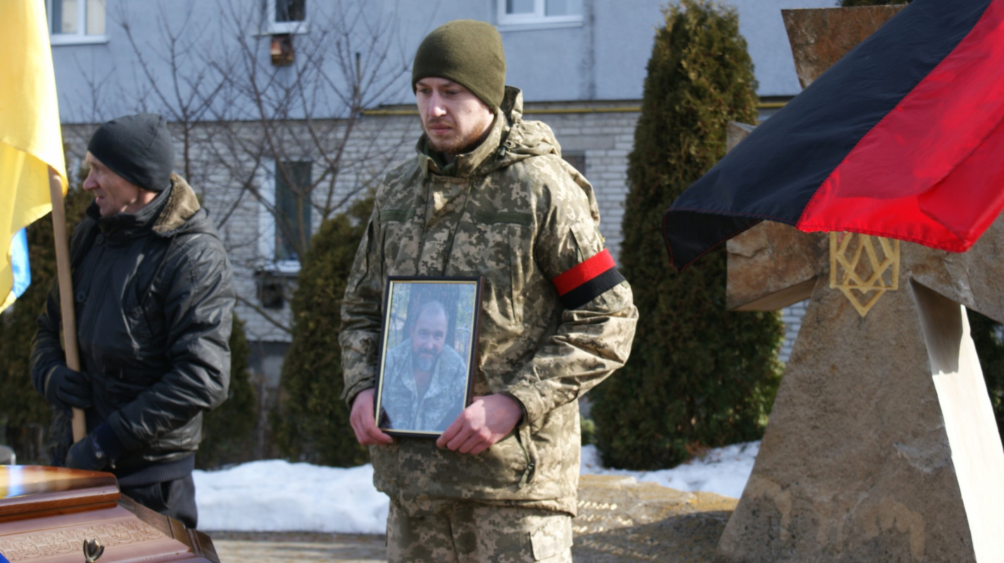 Навколішки і зі сльозами: волиняни попрощалися з Героєм Володимиром Гродським