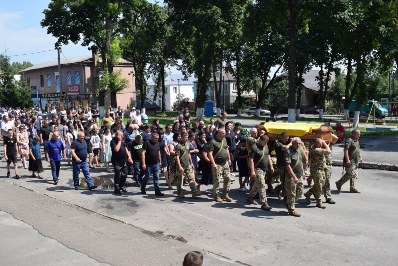 Люблячий чоловік, тато і вірний товариш: на Волині попрощалися з Героєм Сергієм Мельничуком