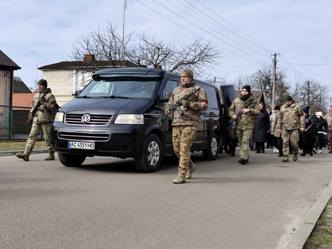 Почорніла від горя мати, овдовіла дружина, без батька залишилися діти, без дідуся - онуки: на Волині поховали Героя Олексія Трофімюка