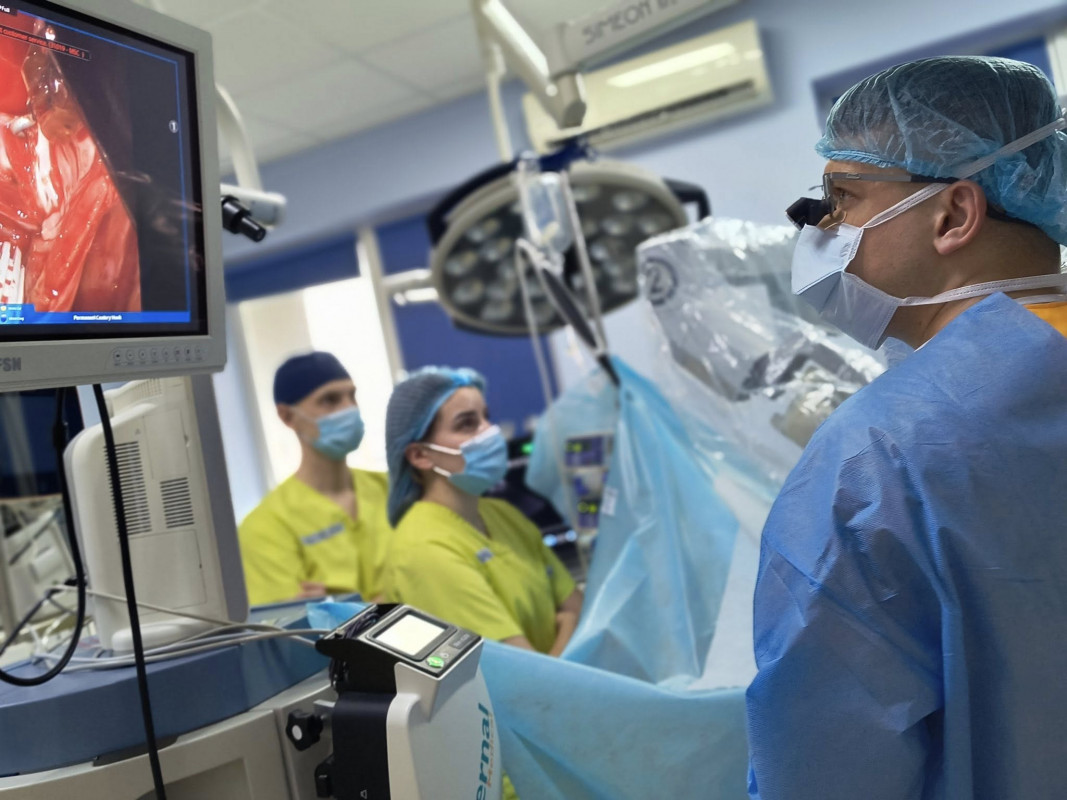 Волинянці видалили пухлину серця за допомогою робота