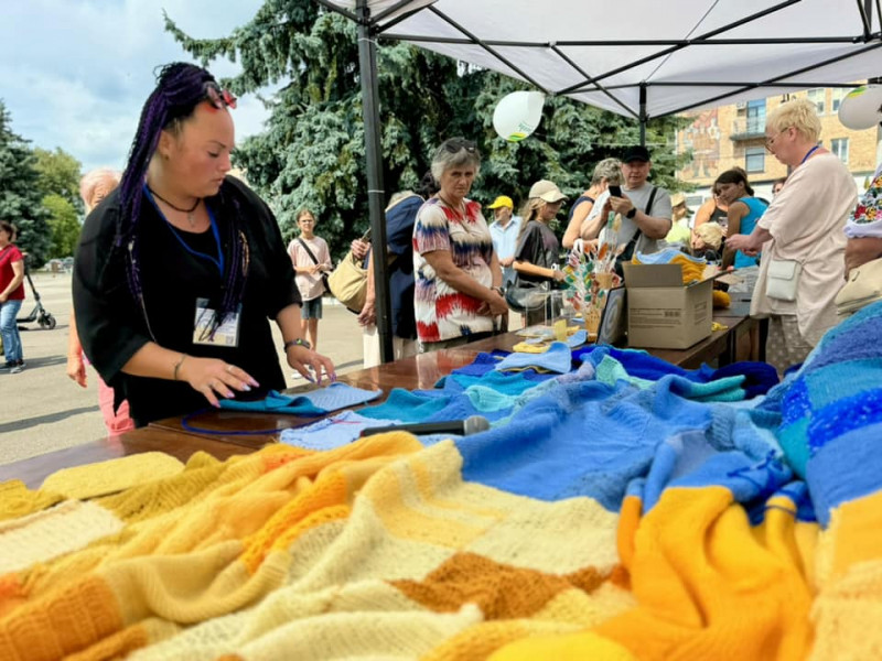 У місті на Волині розгорнули найбільший в'язаний прапор України