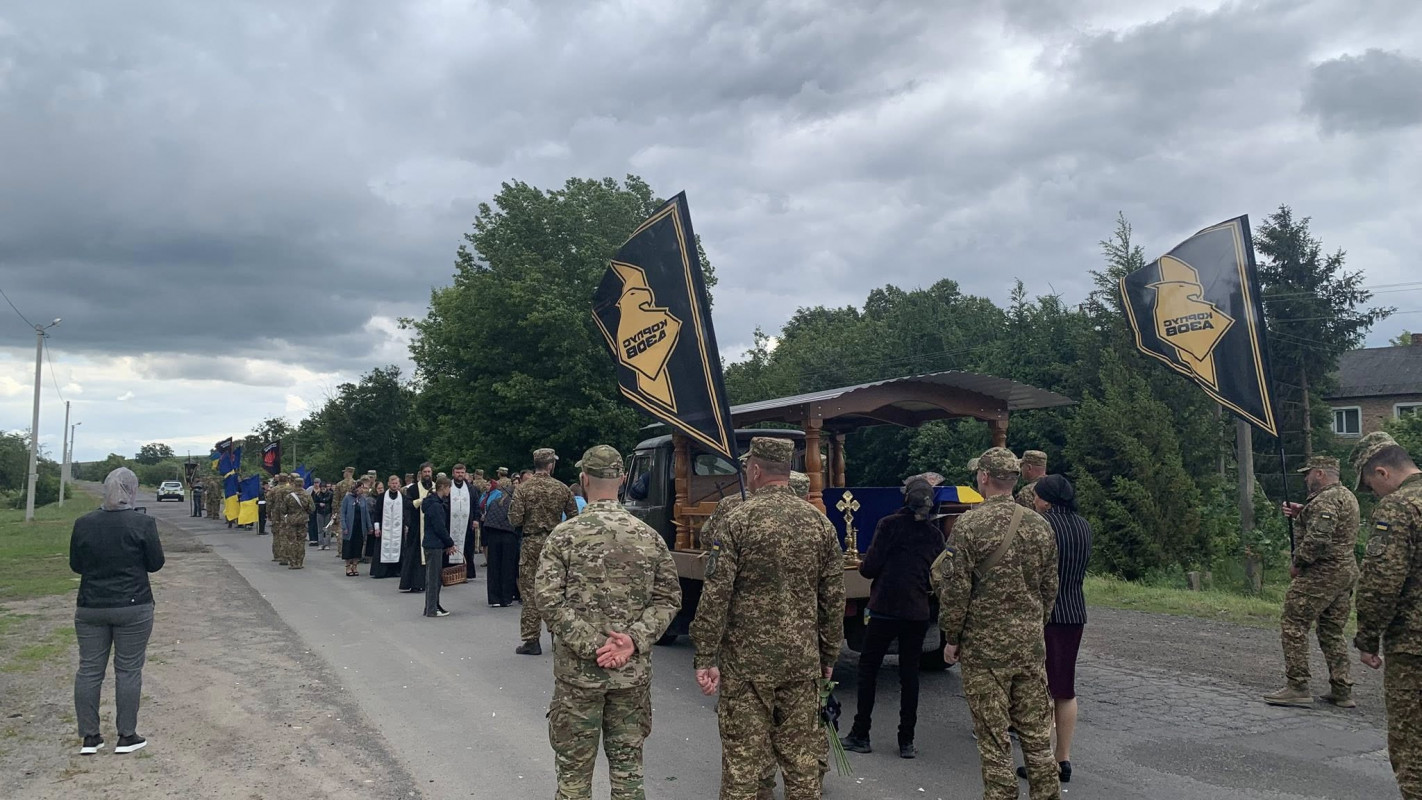 Віддав життя за Україну: на Волині провели в останню дорогу воїна Юрія Ростанюка