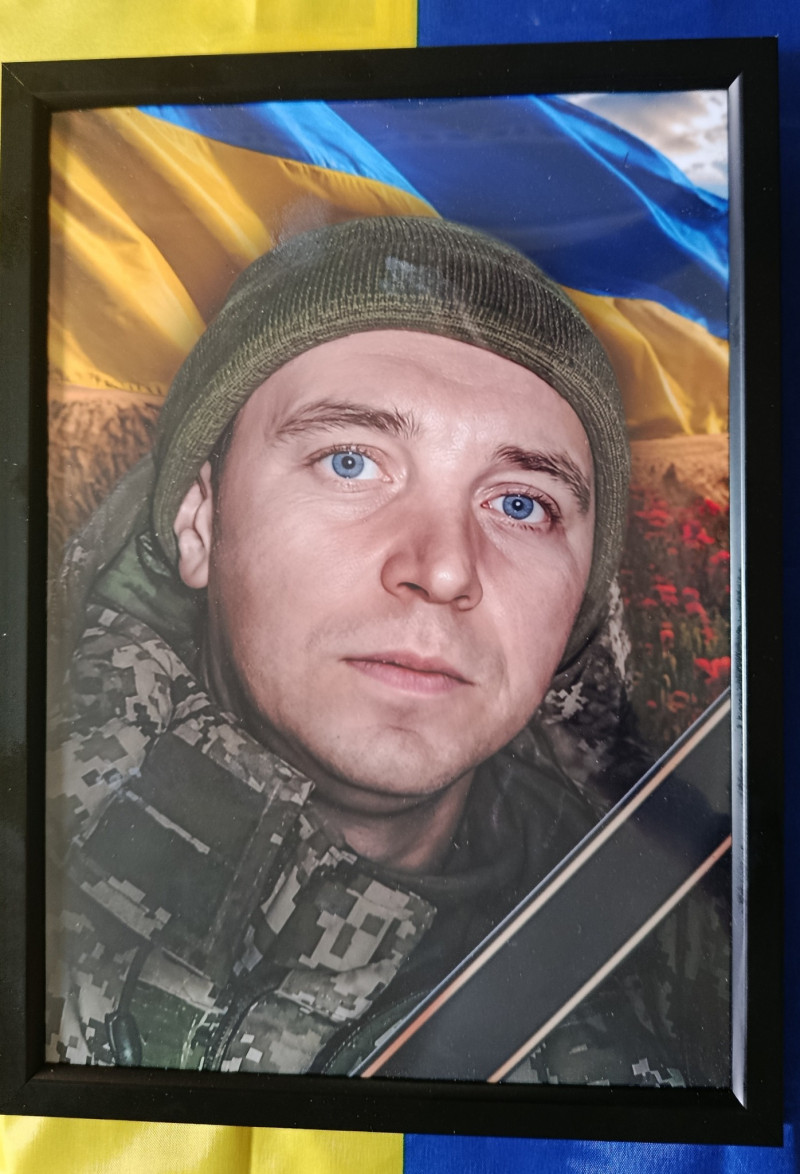 Без батька залишилися троє донечок: волиняни попрощалися із загиблим Героєм Андрієм Григолою