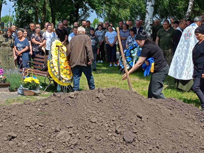 У громаді на Волині попрощалися із загиблим Героєм Ярославом Бережним