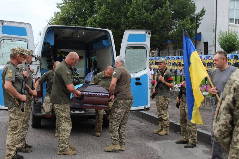 Весільний коровай - у траурній процесії: на Волині попрощалися з Героєм Віктором Бурковським