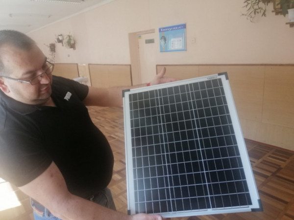 Вчителі з Ковеля самотужки виготовляють сонячні «зарядки» на передову